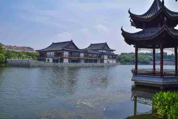 自驾游 > > 正文  东方盐湖城位于中华道教名山—金坛茅山,由龙城旅游