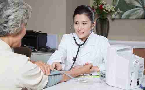 老年人旅游需要带什么