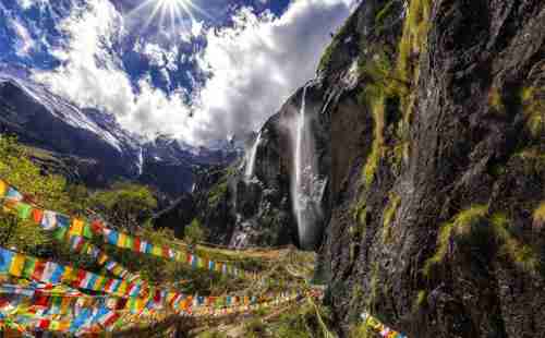 雨崩村在哪里 旅游景点介绍 雨崩村在哪里 旅游景点介绍