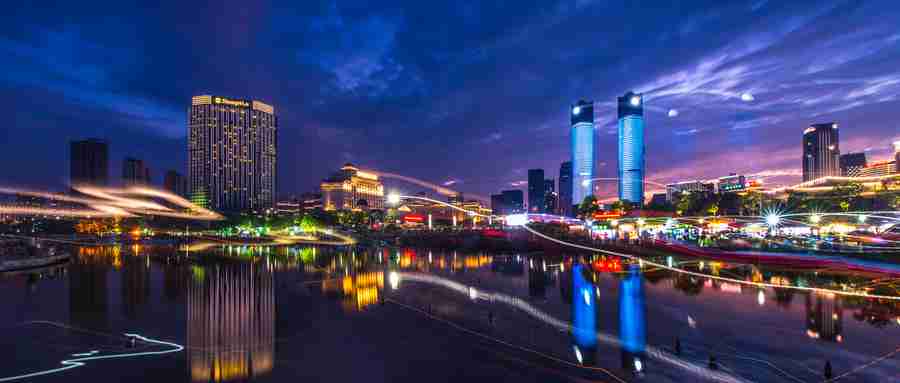 秋水广场始建于2004年,是南昌市最早现代喷泉.