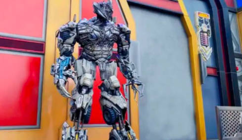 北京环球影城威震天是真人吗，是真人扮演揭秘啦（幕后真面目）