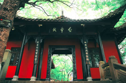 白帝城位于什么地方在哪， 重慶市奉節縣白帝鎮（必去景點劉備托孤地）