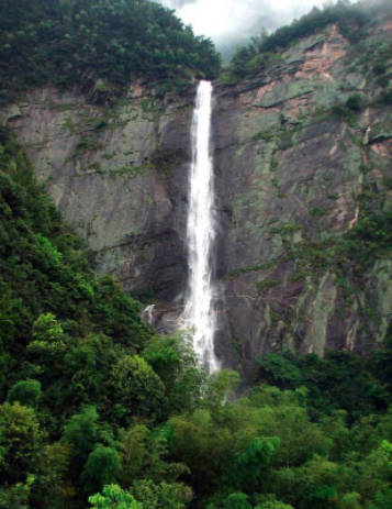 飞流直下三千尺是哪个风景区，庐山（望庐山瀑布）