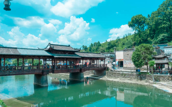 景德鎮(zhèn)位于我國哪個省，江西省（中國陶瓷之都）