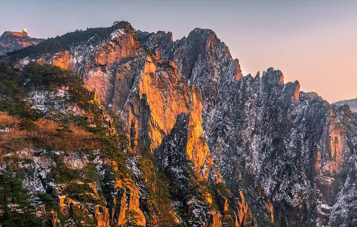 黄山风景区门票多少钱,旺季230元/人,淡季150元/人(老人等优惠政策)