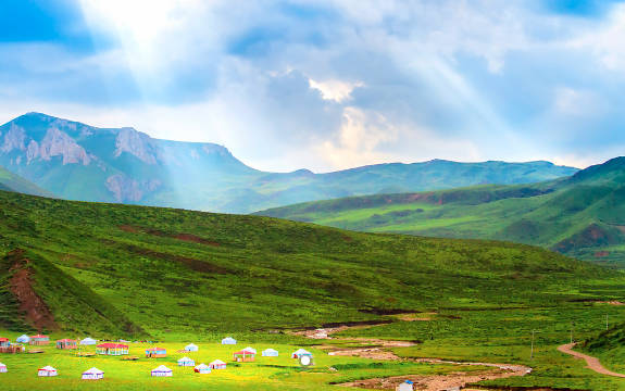 甘南几月份旅游比较好，每年的6月-9月是甘南最佳的旅游时间（甘南风俗禁忌）