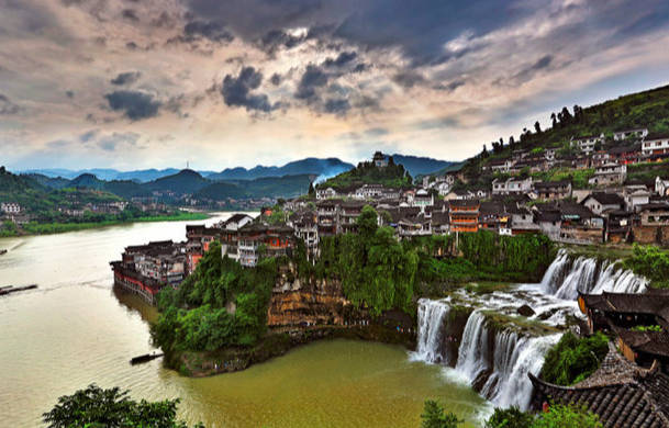 芙蓉古镇在哪里?成都市温江区永宁镇（唯一建在瀑布上的古镇）