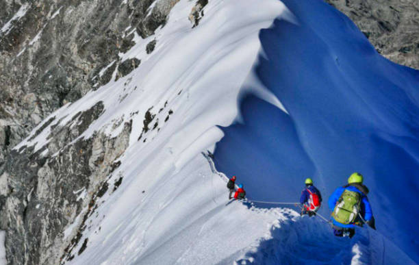 珠穆朗玛峰高多少米，最新8848.86米（相当于3000层楼）