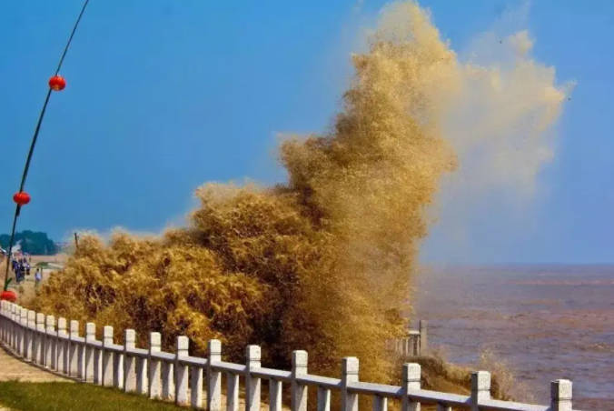 钱塘江观潮最佳时间和地点【持续更新】，农历八月十八潮水最大海宁县盐官镇为最佳地点（附每日潮汐查询）