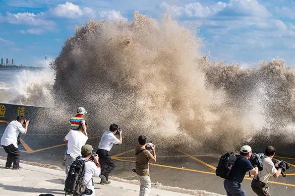 钱塘江大潮怎么形成的，原因为长江水和海潮相互作用
