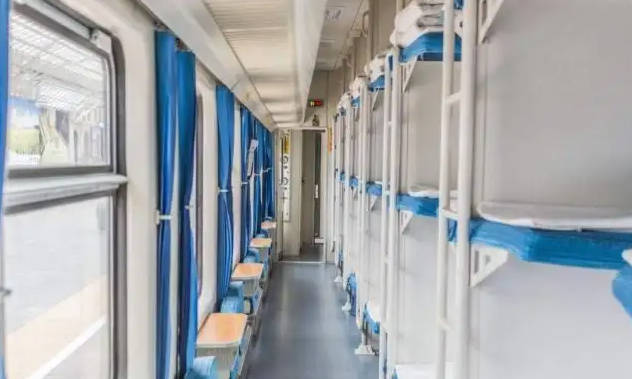 火车硬卧是不是很恶心，不恶心，到终点后有专人更换床单