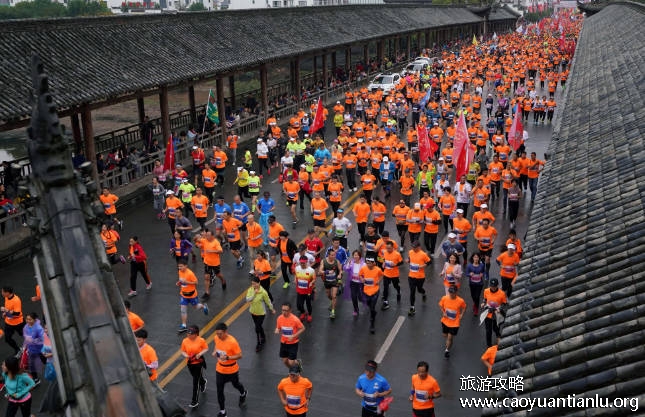 马拉松跑全程是多少，全程约为42.195公里相当于绕操场105圈（附合格时间及最快记录）