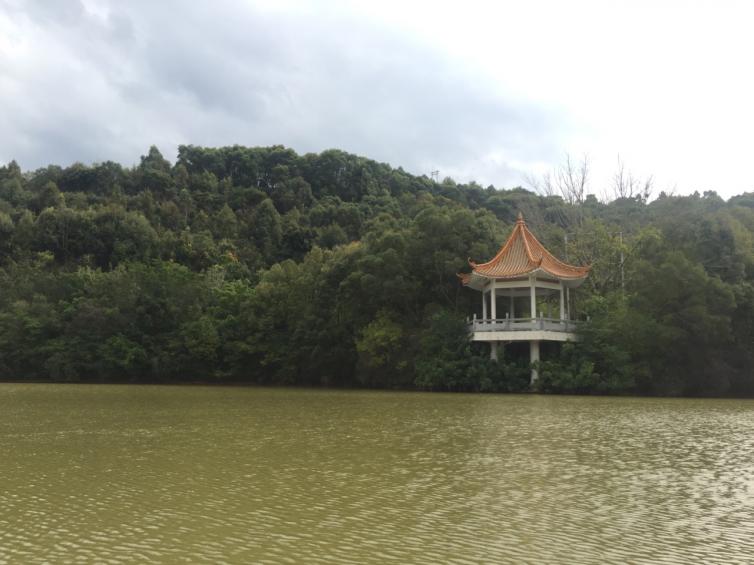 雁鳴湖旅遊度假村位於梅縣雁洋鎮福村,是在梅縣華銀墾殖場的基礎上,由