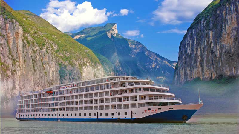 長江三峽游輪過瞿塘峽