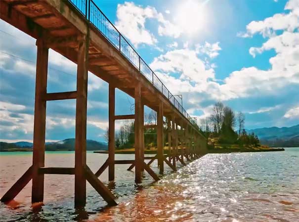 威寧草海中的橋梁
