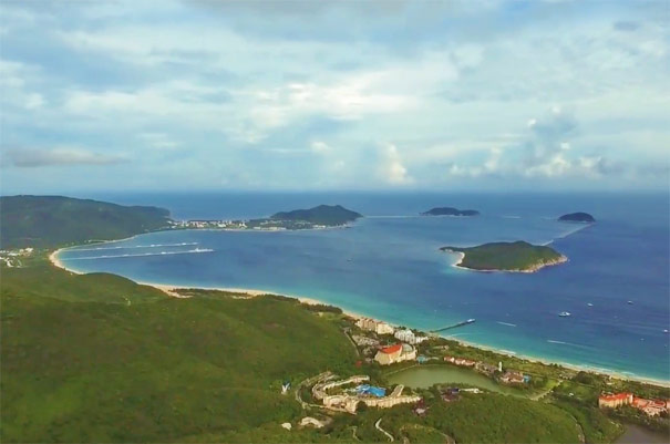 亞龍灣海岸線（左）