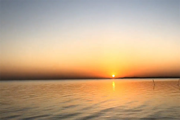 新疆博湖縣博斯騰湖秋季日出