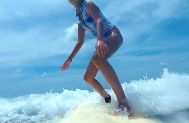 海南三亞旅游娛樂(lè)項(xiàng)目大全：水上娛樂(lè)沖浪