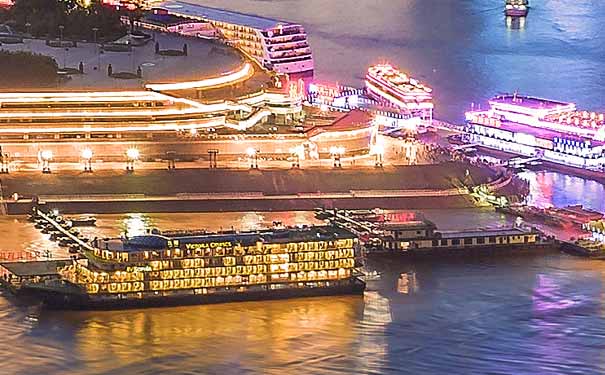 重慶朝天門碼頭夜間停泊的三峽豪華游輪