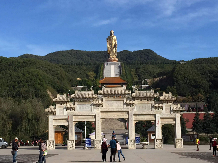 中原大佛位於河南平頂山魯山縣堯山佛泉寺,群山環抱,山清水秀,環境